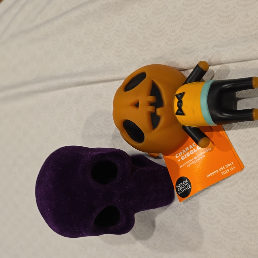 ❤️10/$10 New Halloween purple mini skull and pumpkin character giggler